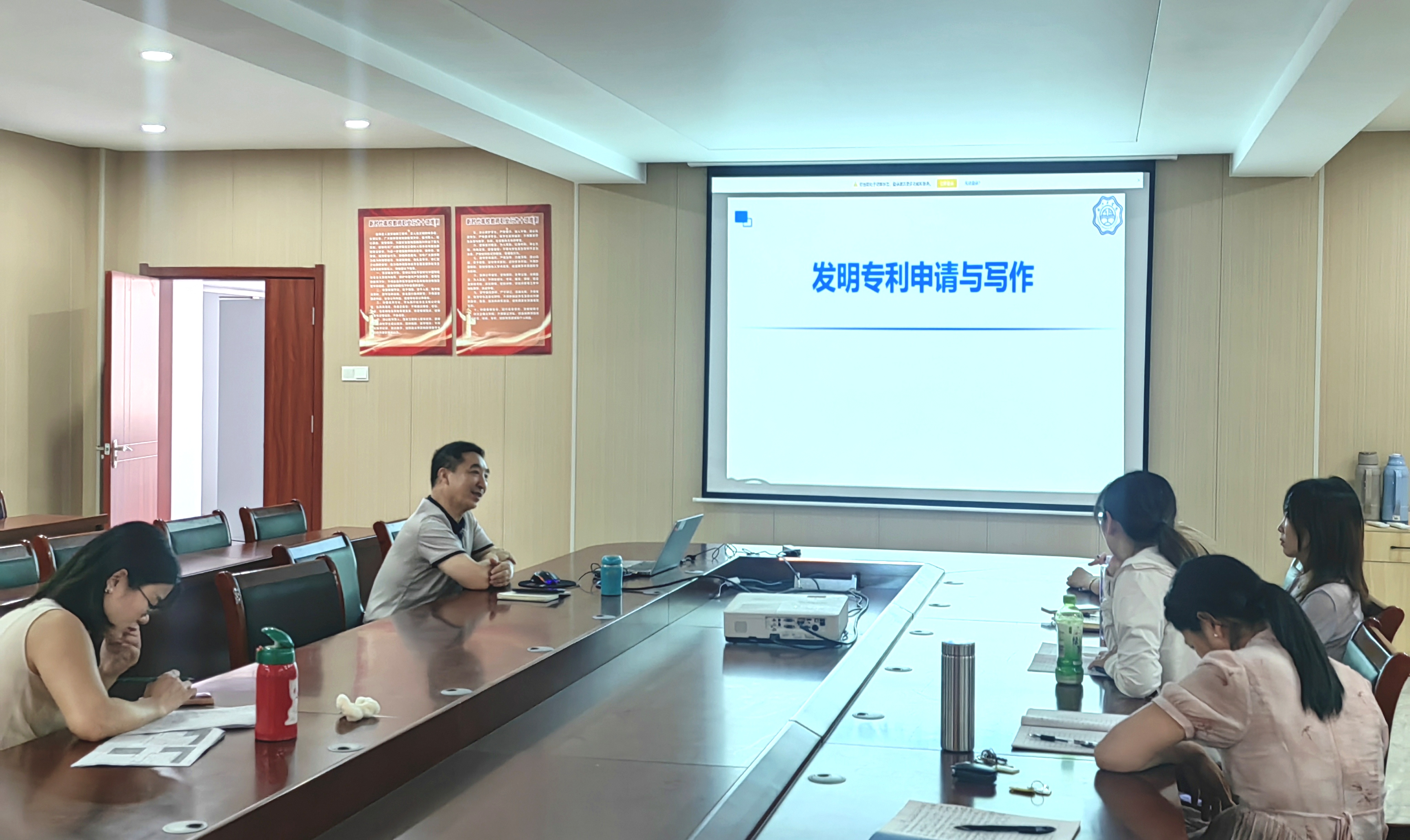 <strong>聚焦前沿  务实新篇 ——beat365唯一官网材料科学技术研究所召开季度工作例会</strong>