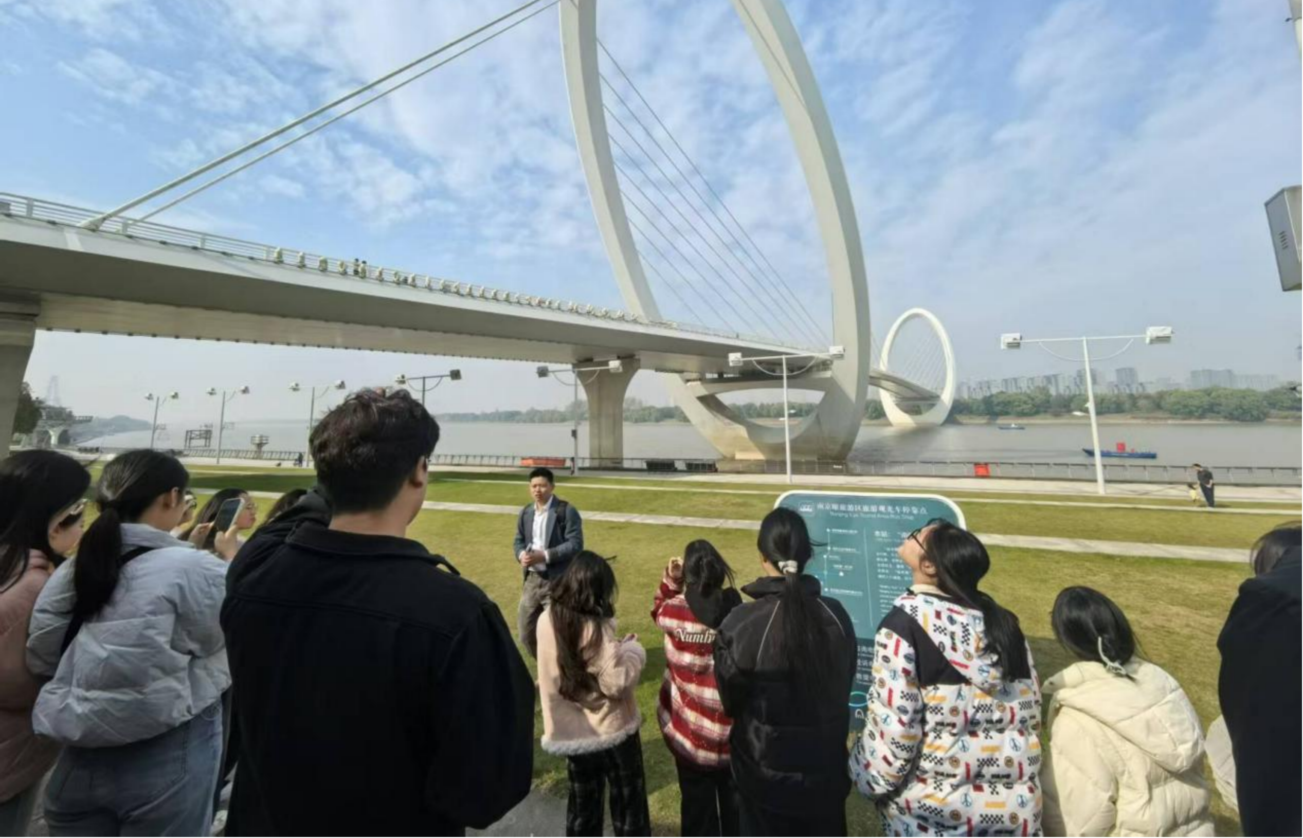 <strong>明晰方向  精准启航 ——土木工程学院2022级交通工程专业召开主题班会</strong>